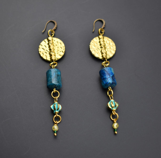 美丽的不寻常的耳环，口音复古的珠宝为妇女，宣传照片为网上珠宝店图片下载