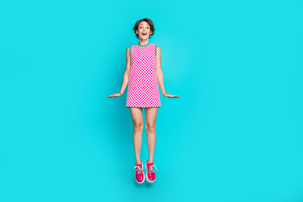 全尺寸的照片跳跃空气蹦床疯狂的女孩华丽的模特摆广告购物营销标牌孤立的蓝色背景图片下载