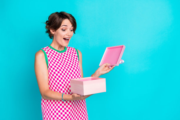 迷人迷人的漂亮可爱的年轻女士的照片打开国际妇女节惊喜孤立的海蓝宝石色背景图片下载