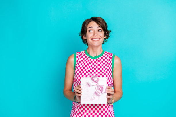 可爱的年轻女士的照片收到订单快乐的生日宴会准备看起来感兴趣的新奇孤立在青色背景图片下载