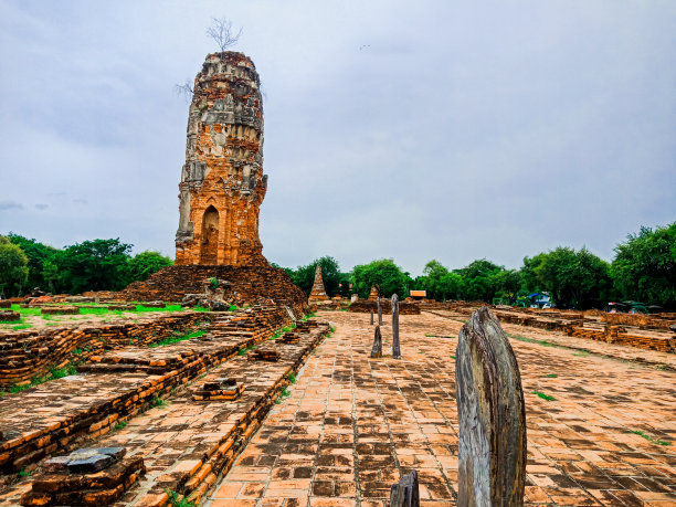 这张照片保留了古代遗址的特征和历史共鸣，将我们与过去联系起来，唤起对泰国丰富传统的深刻欣赏。图片下载