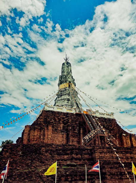 这张照片保留了古代遗址的特征和历史共鸣，将我们与过去联系起来，唤起对泰国丰富传统的深刻欣赏。图片下载