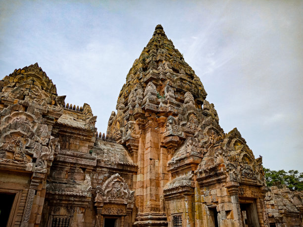 这张照片捕捉到了Prasat Khao Phanom Rung的空灵之美，在泰国风景的背景下，唤起了对过去建筑和文化遗产的惊叹感。图片下载