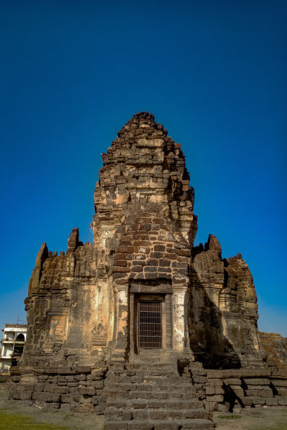 这张照片保留了古代遗址的特征和历史共鸣，将我们与过去联系起来，唤起对泰国丰富传统的深刻欣赏。图片下载