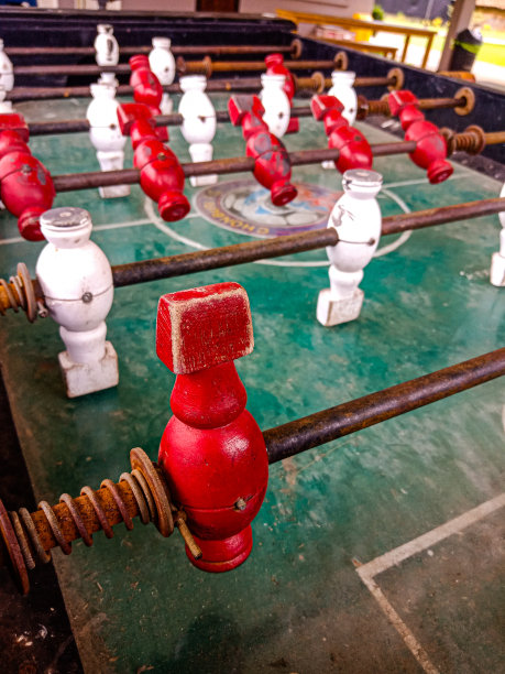 红色桌上足球的照片象征着友好竞争的喜悦和经典桌面运动的纯粹享受，唤起了怀旧和团聚的感觉。图片下载