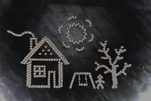 照片上有一座房子、一棵树、秋千和一个孩子。图片下载