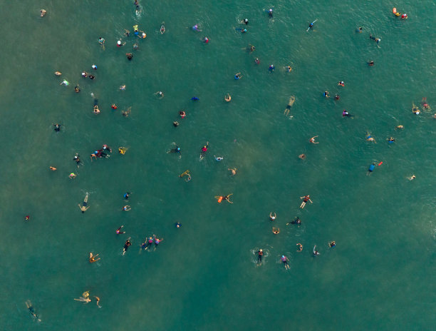摘要航拍照片的游客游泳在凤头海滩，巴里亚凤头省图片下载