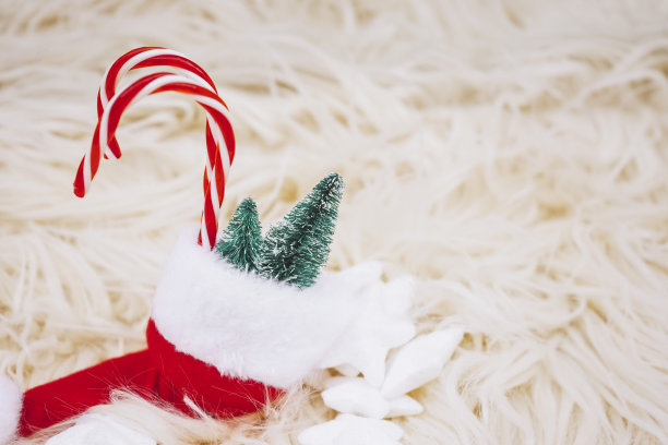 五颜六色的圣诞图片，有圣诞老人的帽子，圣诞树和星星图片下载