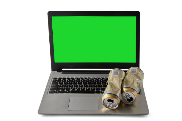 笔记本电脑配有铬材质显示屏，折叠的铝制啤酒罐被隔离在白色背景上图片下载