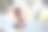 年轻女性在公园健身训练前正在锻炼。健康的年轻女子在户外热身。她伸伸胳膊，看向别处，嗨，key。图片下载