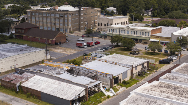 在佐治亚州的佩勒姆，破产停业。Mathewson大街附近的商业建筑被关闭和毁坏。鸟瞰图图片下载