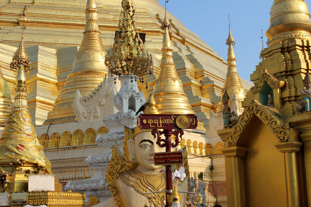 亚洲一座寺庙的金色圆顶和塔楼。图片下载