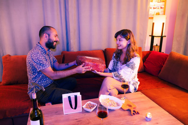 用礼物庆祝特别的一天！图片下载