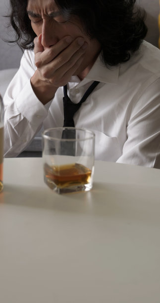 抑郁男人喝酒图片下载