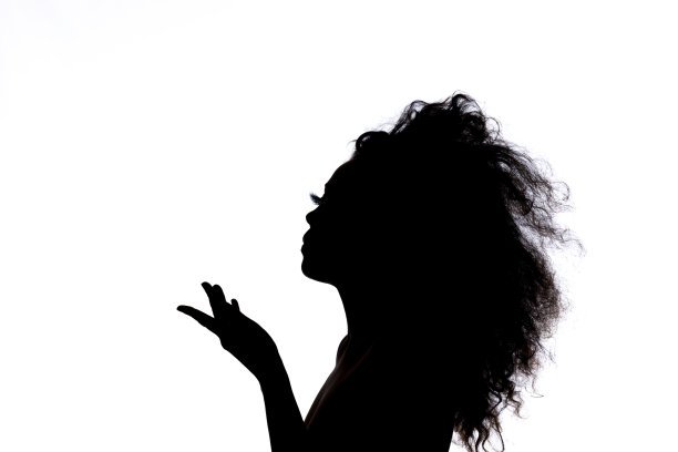 一个长发女子的剪影图片下载