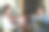 小生意咖啡馆老板一名亚洲女儿在为年轻女顾客服务的柜台用信用卡给顾客结账。领养老金的单身母亲正在为顾客订货。简约风格的鞋子图片下载