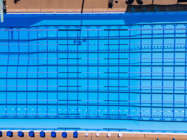 航拍照片，游泳池俯视图照片图片下载