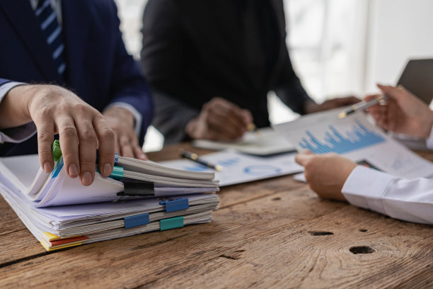 一群自信的年轻商人在讨论财务数据分析和商业战略项目的协作会议上使用电脑分析数据。图片下载