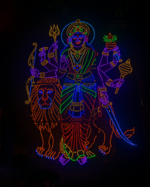 在印度迈索尔的杜塞赫拉节上，由多个彩色LED灯泡制作的杜尔迦女神形象。图片下载