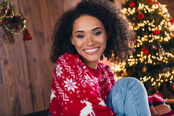 照片可爱可爱的女孩坐在舒适的沙发冬青欢乐的精神时间魔法季节装饰的房子在室内图片下载