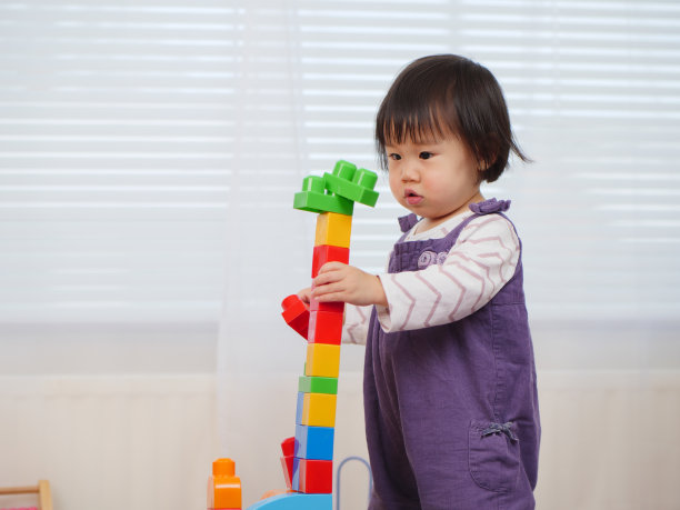 可爱的幼童在家里玩玩具图片下载