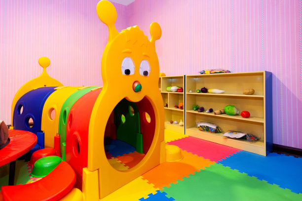 儿童房间的内部，有玩具图片下载
