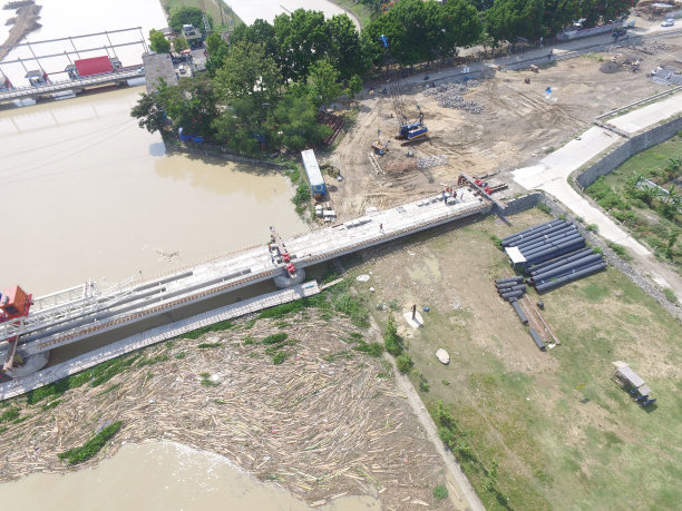 无人机拍摄的水利灌溉工作照片图片下载