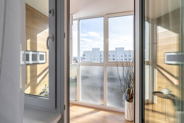 公寓里有一个小凉廊，有一张舒适的扶手椅和一张咖啡桌图片下载