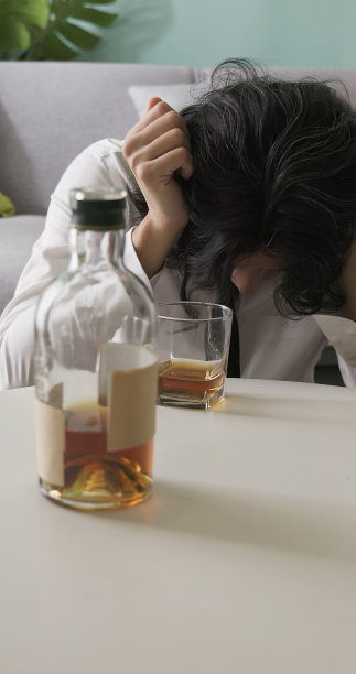 抑郁男人喝酒图片下载