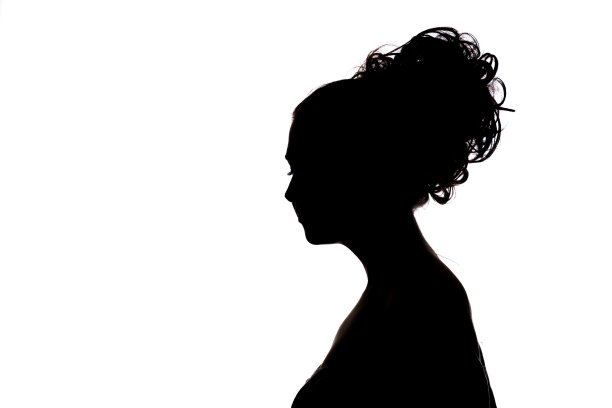 一个长发女子的剪影图片下载