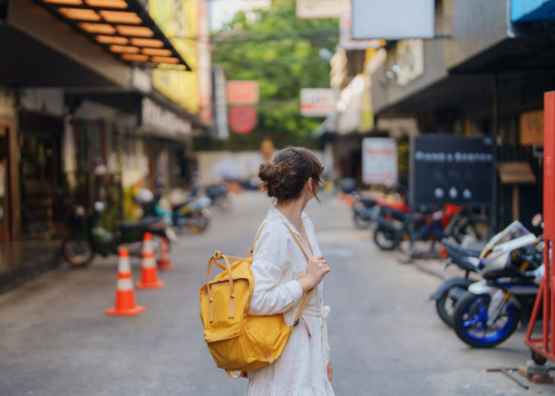 一名女子探索曼谷这座充满活力的城市图片下载