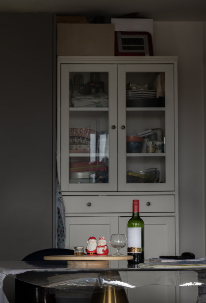 酒瓶，酒杯，圣诞老人夫妇，盐和胡椒瓶，放在桌子上。图片下载