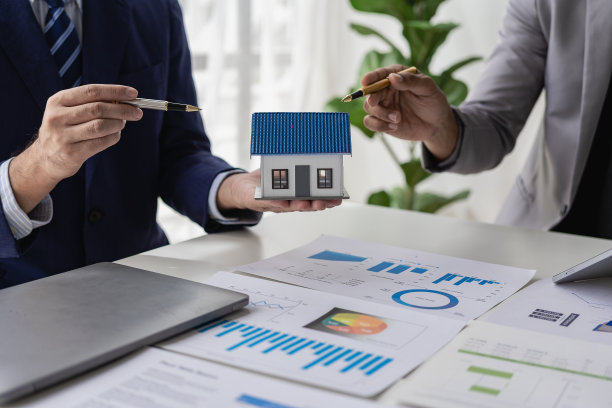 谈判成功后，两位商人正在洽谈生意，并在握手。握手是一种问候或表示祝贺的方式。特写照片图片下载