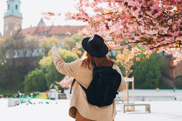 迷人的年轻女游客正在探索新的城市。30多岁戴着帽子的红发女孩在克拉科夫休息。春天在欧洲旅行，没有脸。高质量照片图片下载