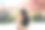 迷人的年轻女游客正在探索新的城市。30多岁戴着帽子的红发女孩在克拉科夫休息。春天在欧洲旅行，没有脸。高质量照片图片下载