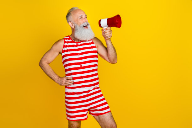 提醒注意的照片老人宣布扩音器信息空的空间夏季聚会孤立的黄色背景图片下载