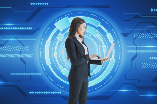 有吸引力的年轻女商人使用笔记本电脑在创造性的蓝色高科技背景。科技、未来、创新理念。图片下载