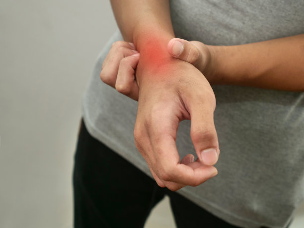 无名氏摸着他的手腕，患有关节炎图片下载