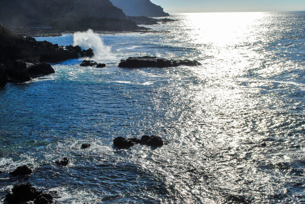 海浪拍打着岩石，数码照片的画面作为背景图片下载