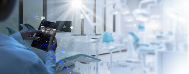 牙医与患者互动，使用虚拟现实电脑填写表格，利用人工智能技术进行治疗计划管理，创新不同的治疗方法，特别是牙科实践。图片下载