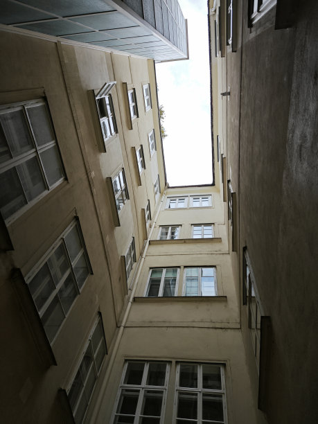 公寓里狭窄的庭院图片下载