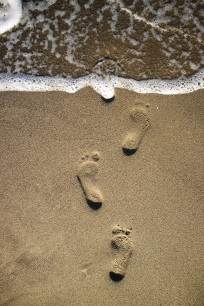 照片记录了沙地上的人类脚印图片下载