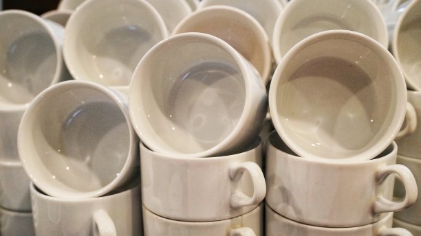 许多白色的空瓷咖啡杯凑在一起图片下载