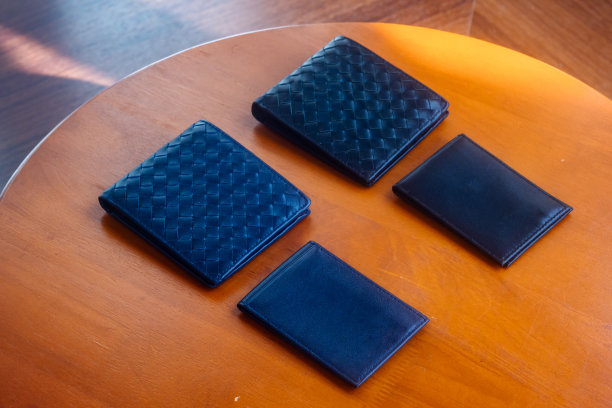 皮革钱包，可拆卸，可容纳卡片，放在木桌上，照片，套装，促销物品。图片下载