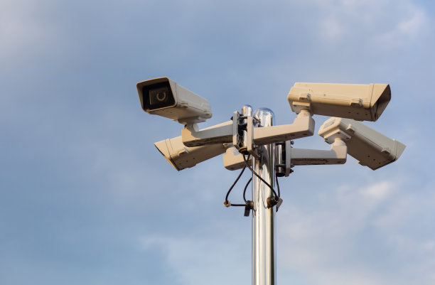 杆子上的闭路电视街道摄像头。3D渲染图图片下载