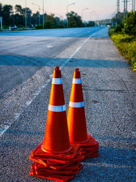 路边堆放着交通锥，随时可以使用。图片下载