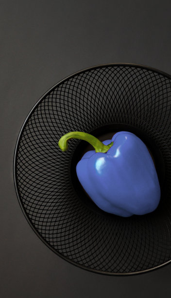 极简主义壁纸的一个红辣椒在一个坚实的额外的黑暗背景。本空间图片下载