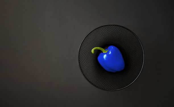 极简主义壁纸的一个红辣椒在一个坚实的额外的黑暗背景。本空间图片下载