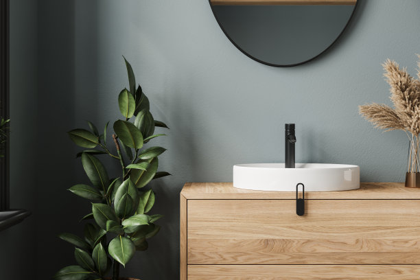 在蓝色墙壁的现代浴室里，舒适的水槽与两个圆形镜子站在木制台面上。图片下载