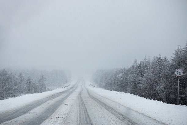 俄罗斯马加丹下雪时的冬季道路照片图片下载